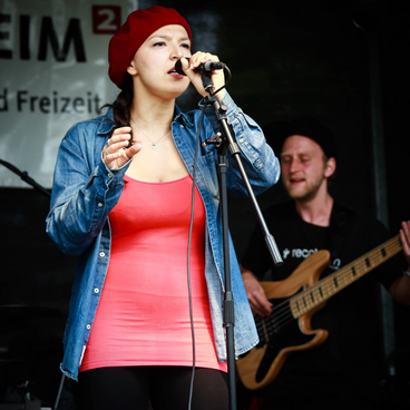 Hier spiele ich auf einem Mannheimer Großevent und darf ein paar meiner selbstgeschriebenen Lieder performen. 